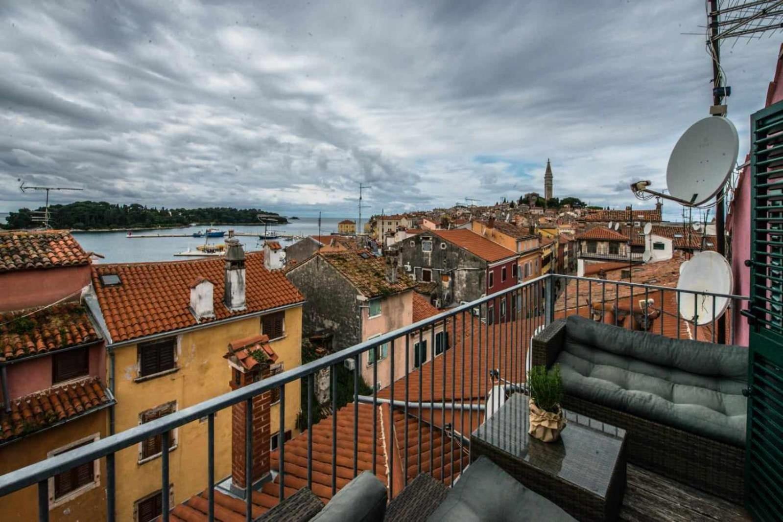 Beautiful Sunsets Over The Roofs Of Rovinj Apartment Exterior photo