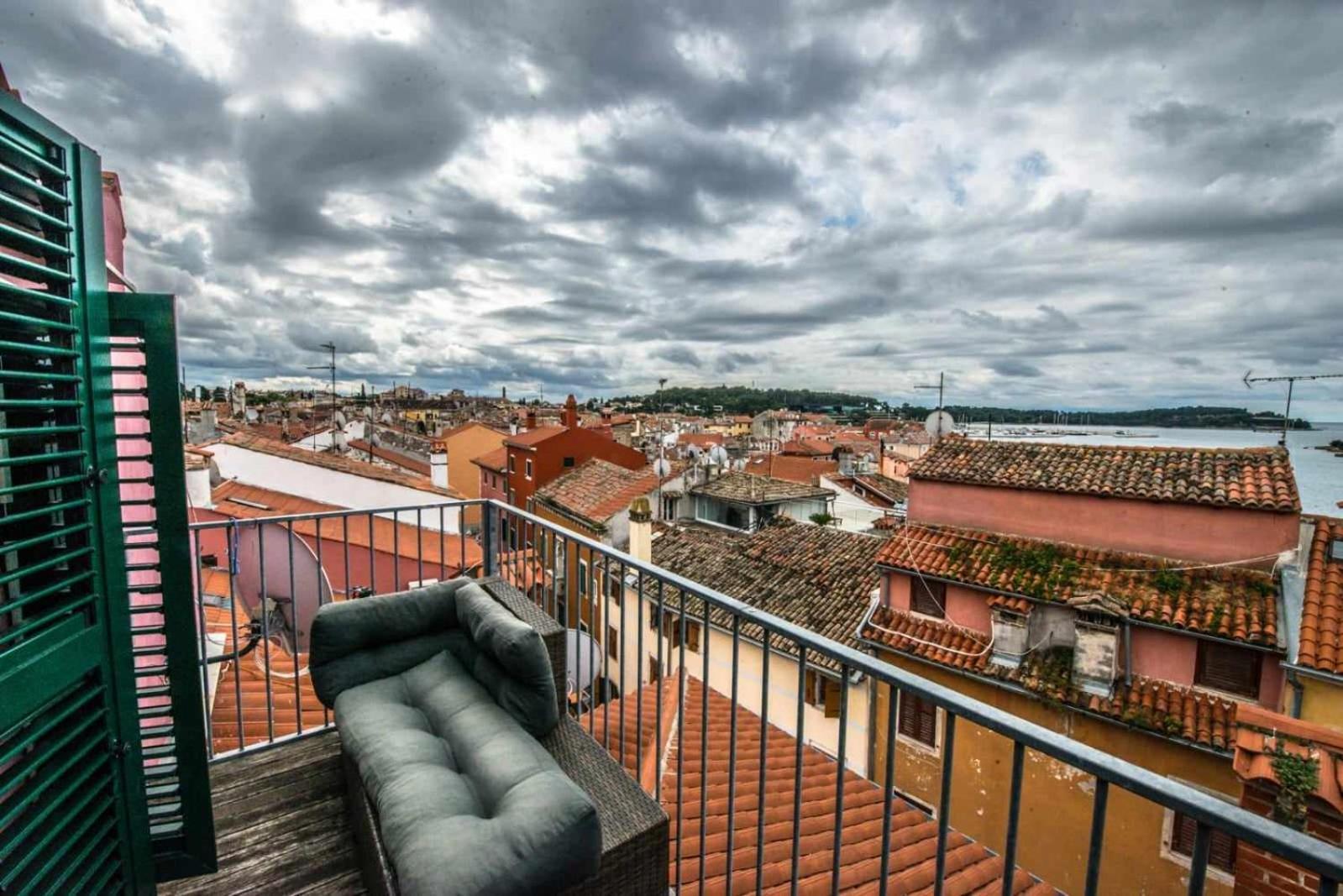 Beautiful Sunsets Over The Roofs Of Rovinj Apartment Exterior photo