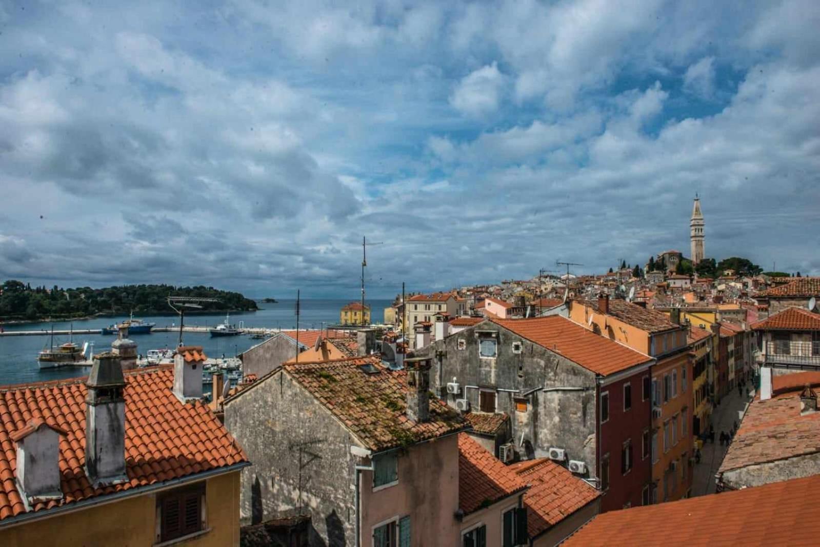 Beautiful Sunsets Over The Roofs Of Rovinj Apartment Exterior photo